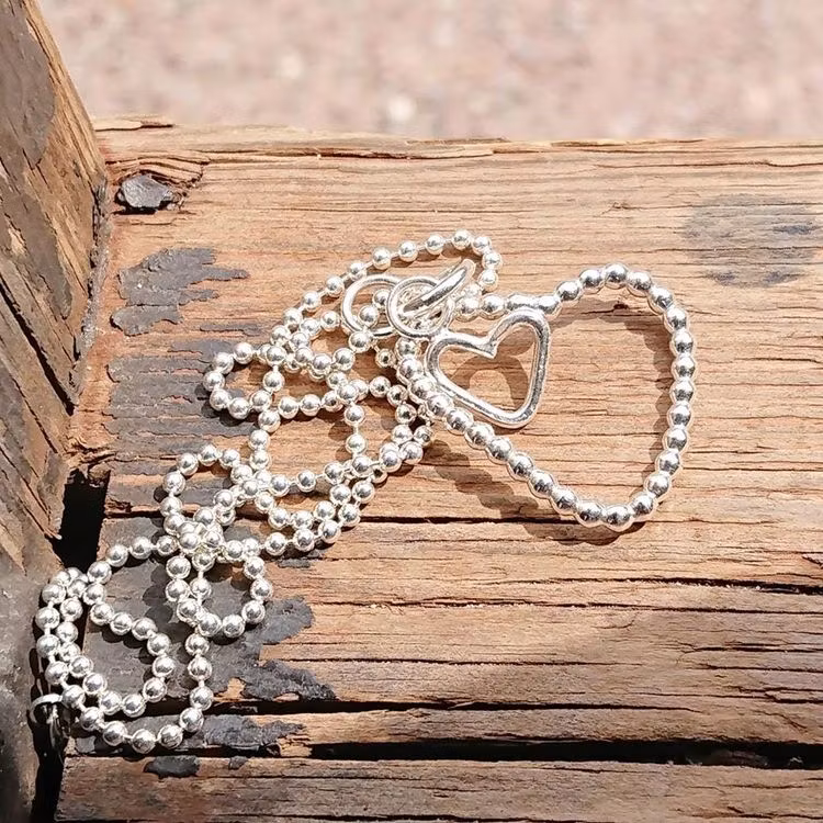 Halsband med kulhjärta med litet slätt hjärta