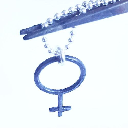 Kvinnomärket i oxiderat silver