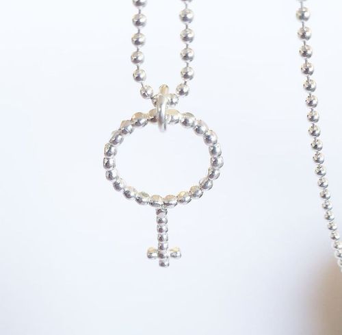 Kvinnomärket kulor - halsband
