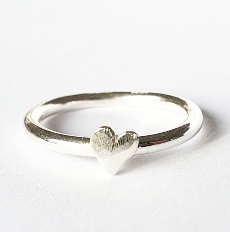 Happy Heart slät hjärtansring silver med handsågat hjärta
