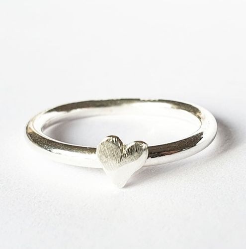 Happy Heart slät hjärtansring silver med handsågat hjärta