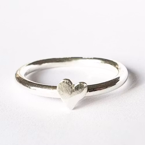 Happy Heart slät hjärtansring silver med handsågat hjärta