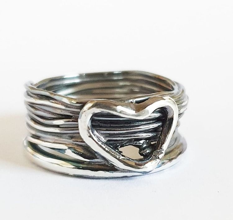 Oxiderad bred silverring med hjärta