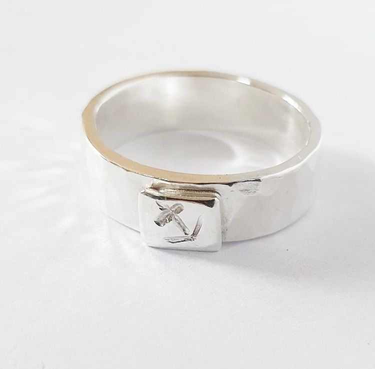 Hammered silver ring with anchor - medium width