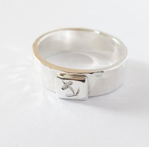 Hamrad silverring med ankare - mellanbred