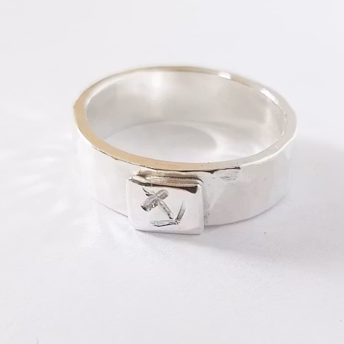 Hamrad silverring med ankare - mellanbred