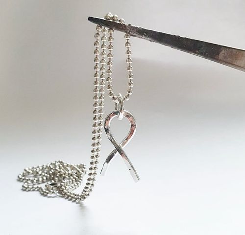 Rosa bandet i äkta silver - halsband - stor berlock