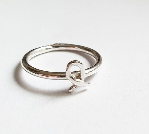 Rosa bandet i äkta silver på en slät silverring