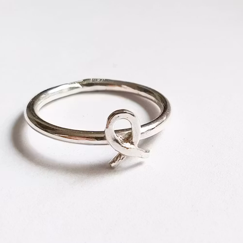 Rosa bandet i äkta silver på en slät silverring