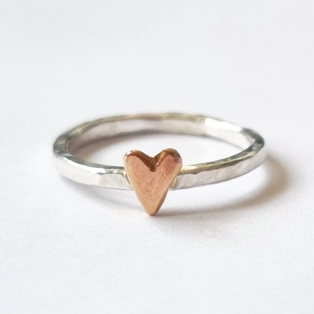 Happy Heart Hamrad hjärtansring med handsågat bronshjärta