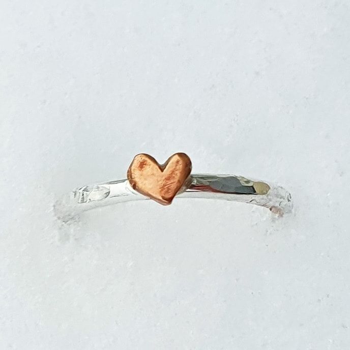 Happy Heart Hamrad hjärtansring med handsågat bronshjärta