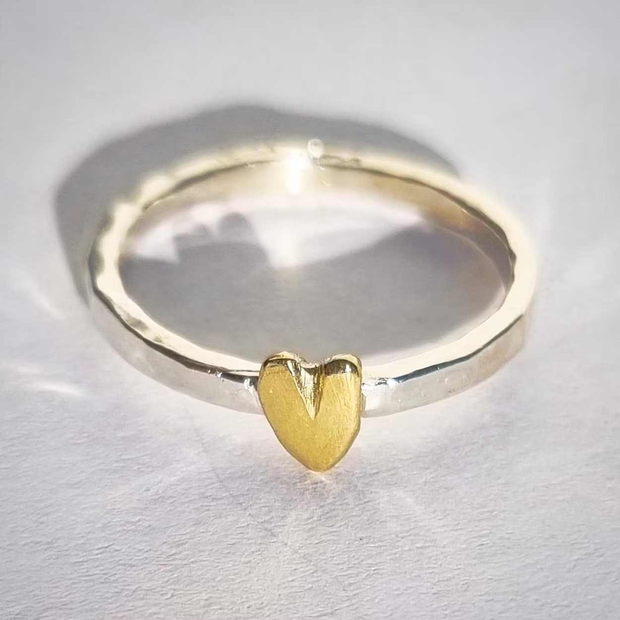 Happy Heart Hamrad hjärtansring handsågat mässinghjärta