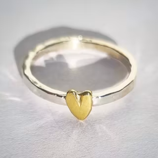 Happy Heart Hamrad hjärtansring handsågat mässinghjärta