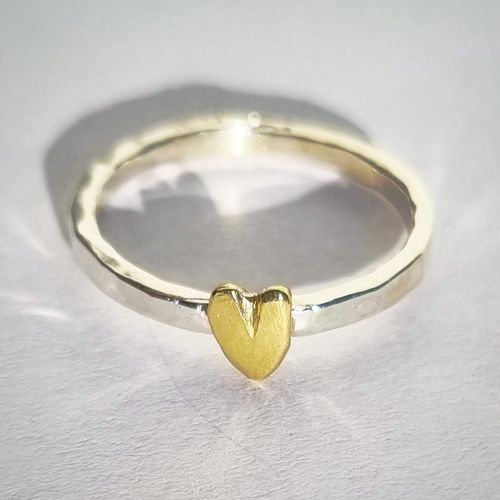 Happy Heart Hamrad hjärtansring handsågat mässinghjärta