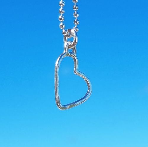 Halsband med hamrat silverhjärta med kulkedja