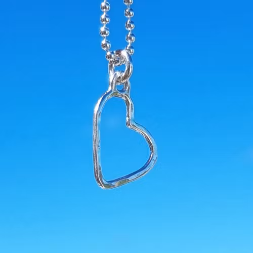 Halsband med hamrat silverhjärta med kulkedja