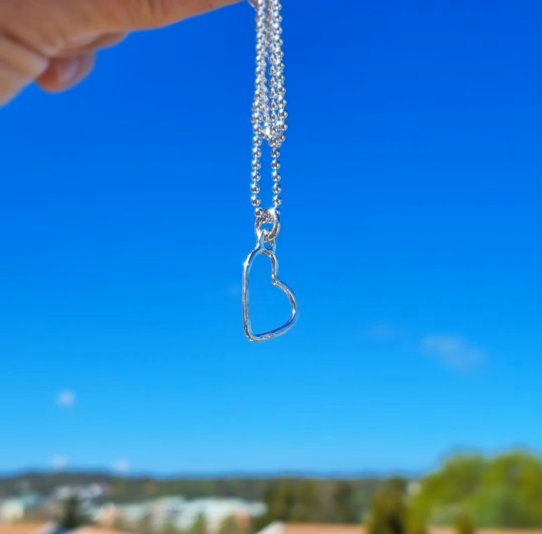 Halsband med hamrat silverhjärta med kulkedja