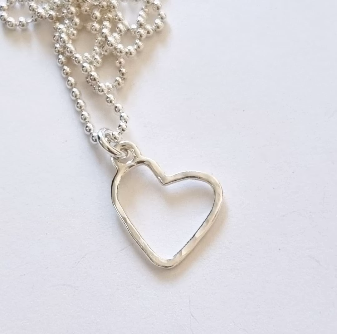 Halsband med hamrat silverhjärta med kulkedja