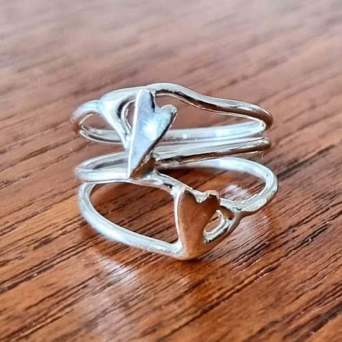 Luftig hjärtansring med brons och silverhjärta