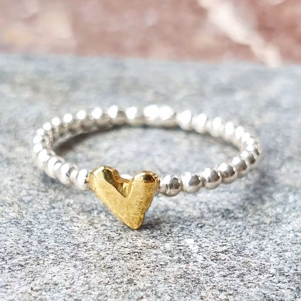 Happy Heart Kulring med handsågat hjärta i mässing