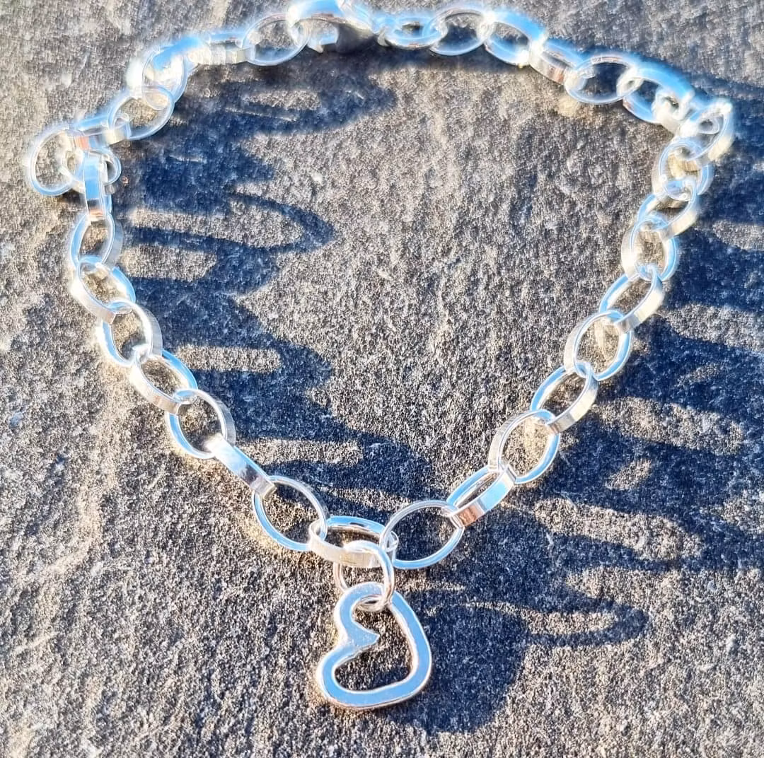 Silver bracelet with hanging small heart