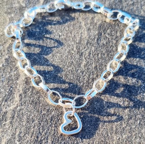 Silverarmband med hängande litet hjärta