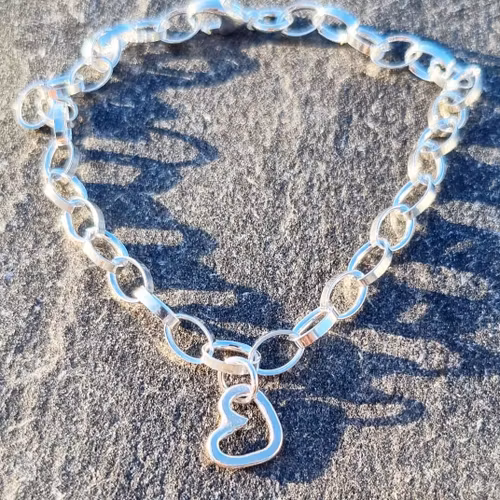 Silverarmband med hängande litet hjärta