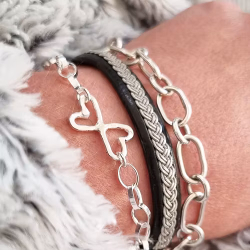 Silverarmband med med fjäril/dubbelhjärta i länken