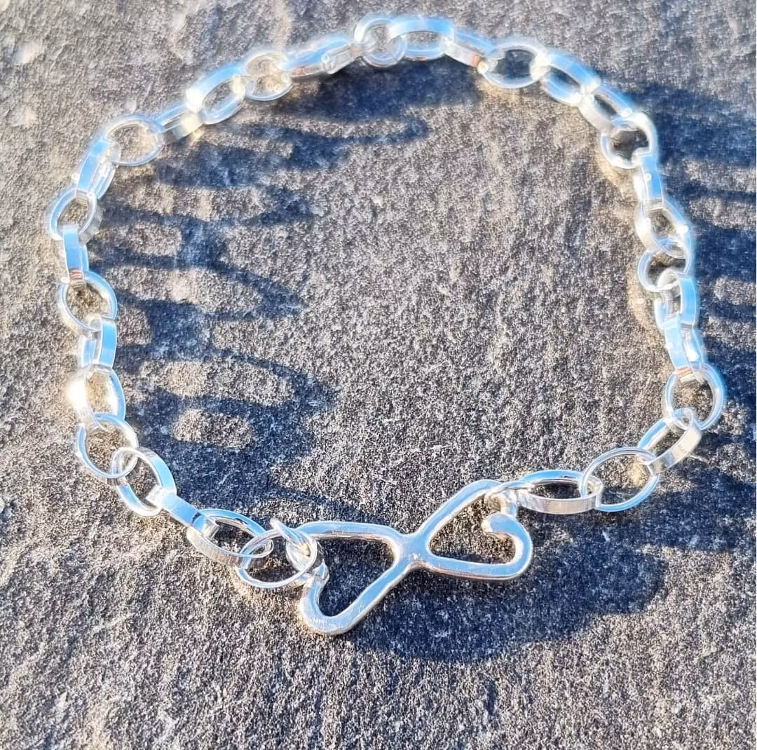 Silverarmband med med fjäril/dubbelhjärta i länken