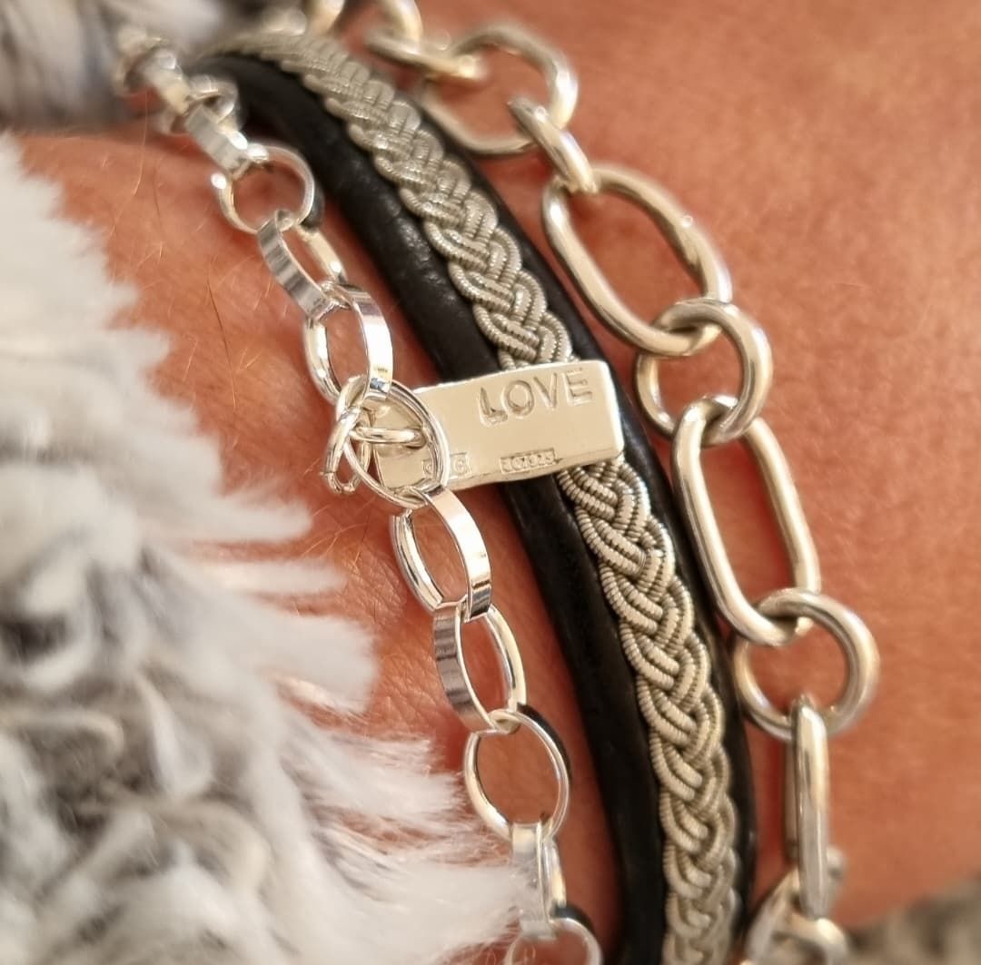 Silverarmband med hängande bricka - love