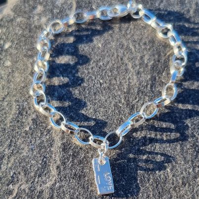 Silverarmband med hängande bricka - love