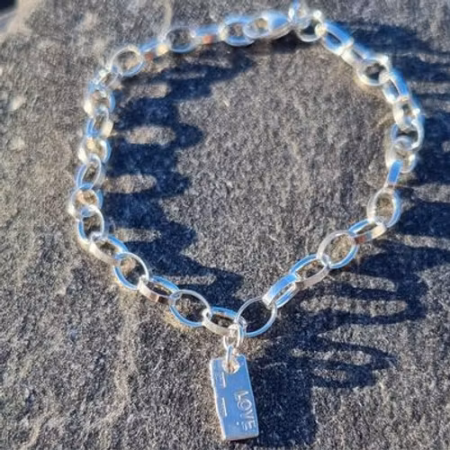 Silverarmband med hängande bricka - love