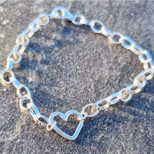 Silverarmband med hjärta i länken