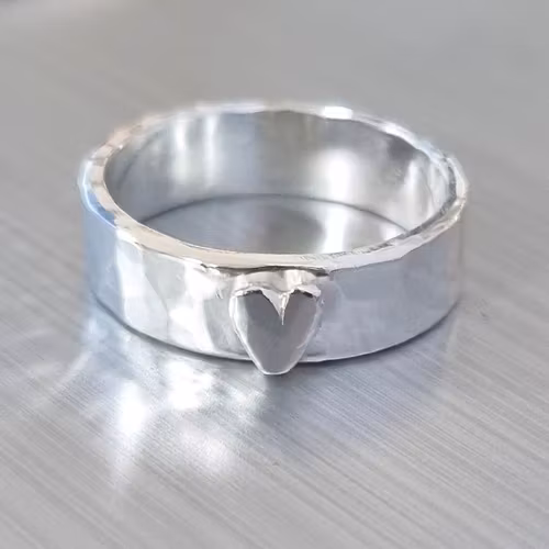 Mellanbred silverring med silverhjärta