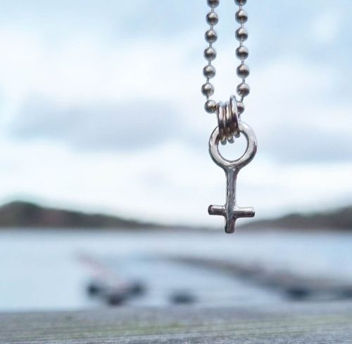 Litet kvinnomärke i äkta silver halsband