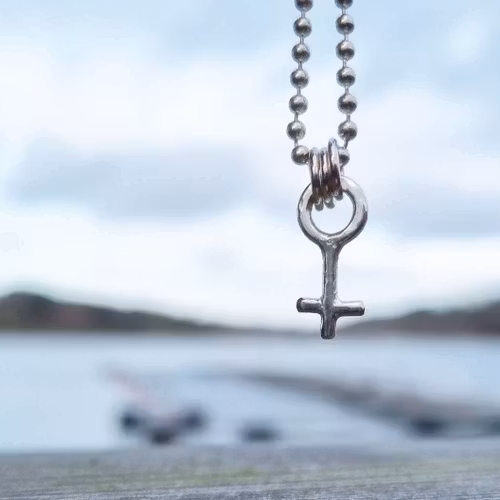 Litet kvinnomärke i äkta silver halsband