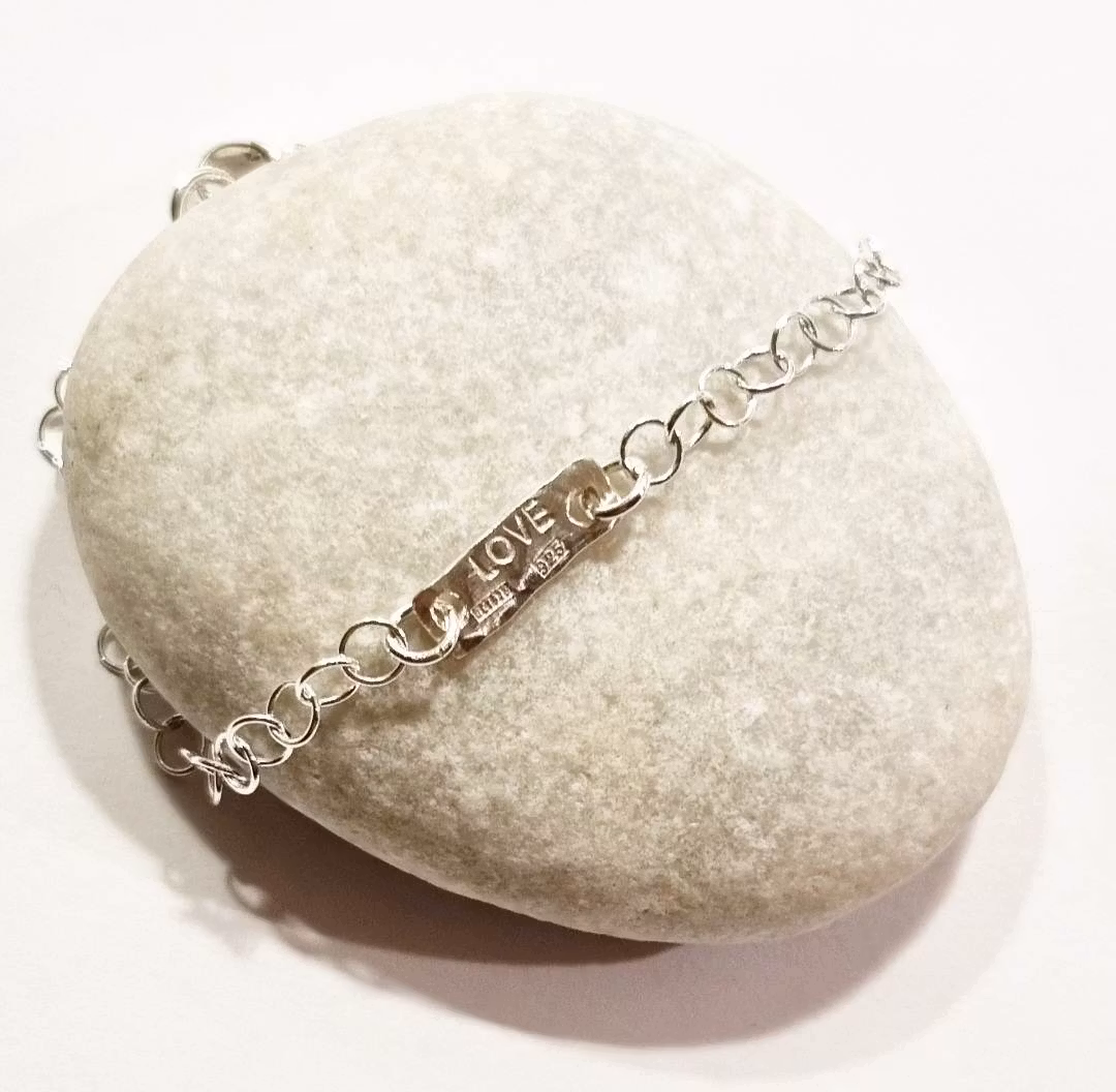 Silverarmband med bricka LOVE länk