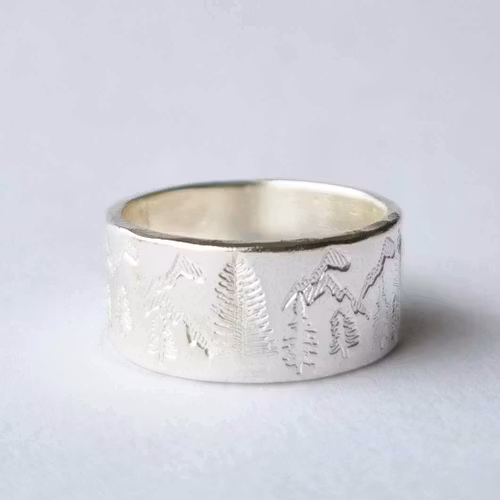 Handgjord silverring med skog och berg