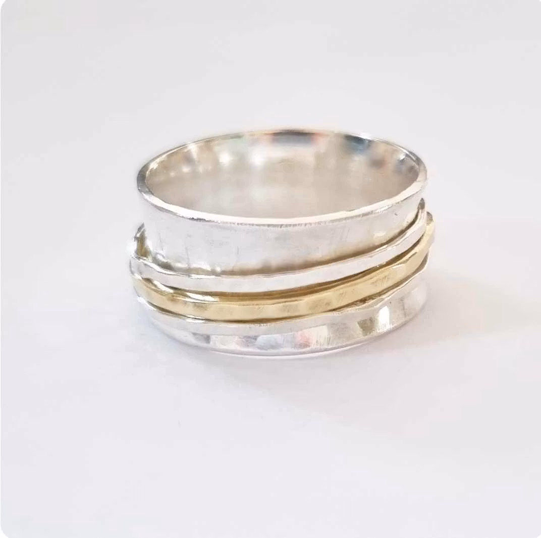 Handgjord snurring - spinningring i äkta silver med mässingring i mitten