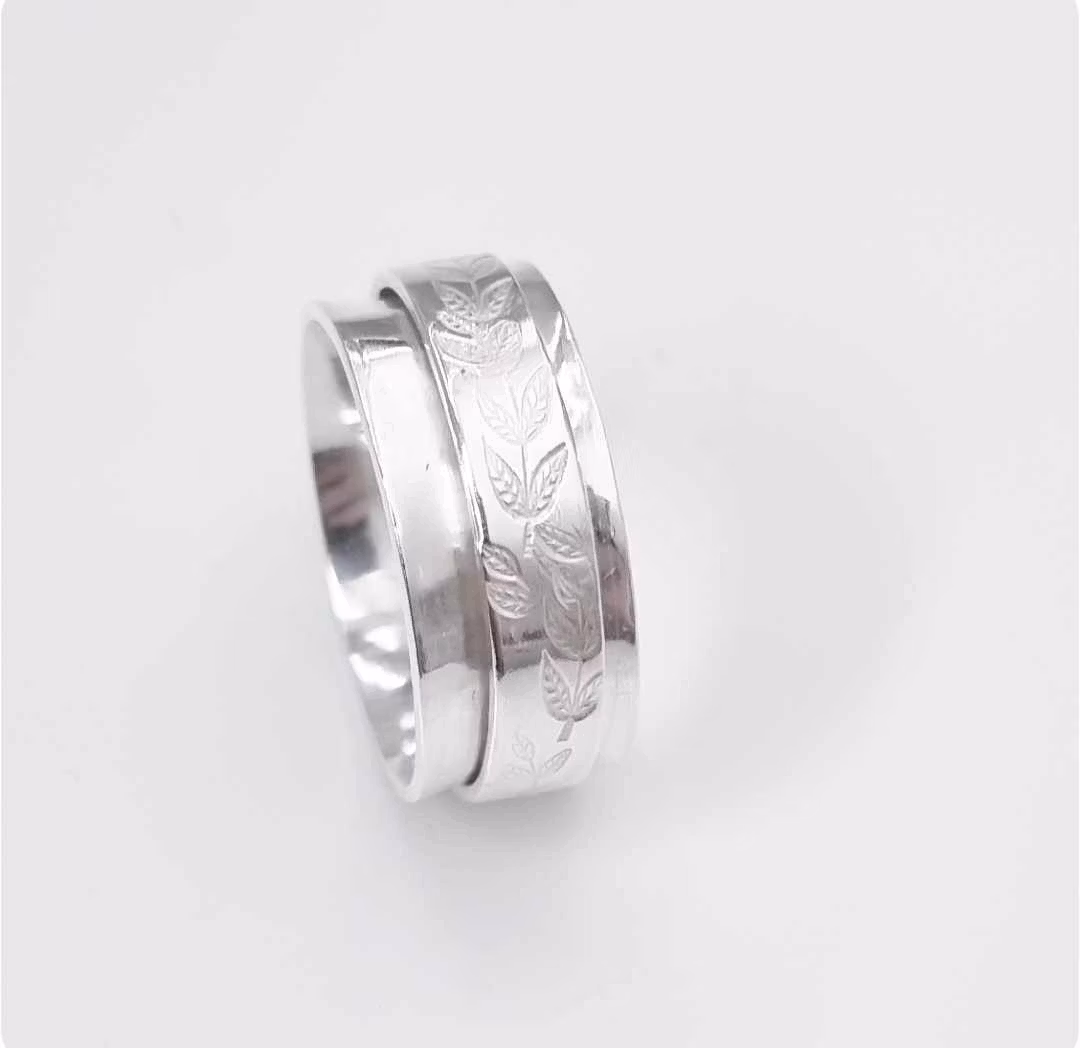 Snurring Hopp - spinningring,  handgjord i äkta silver, löv