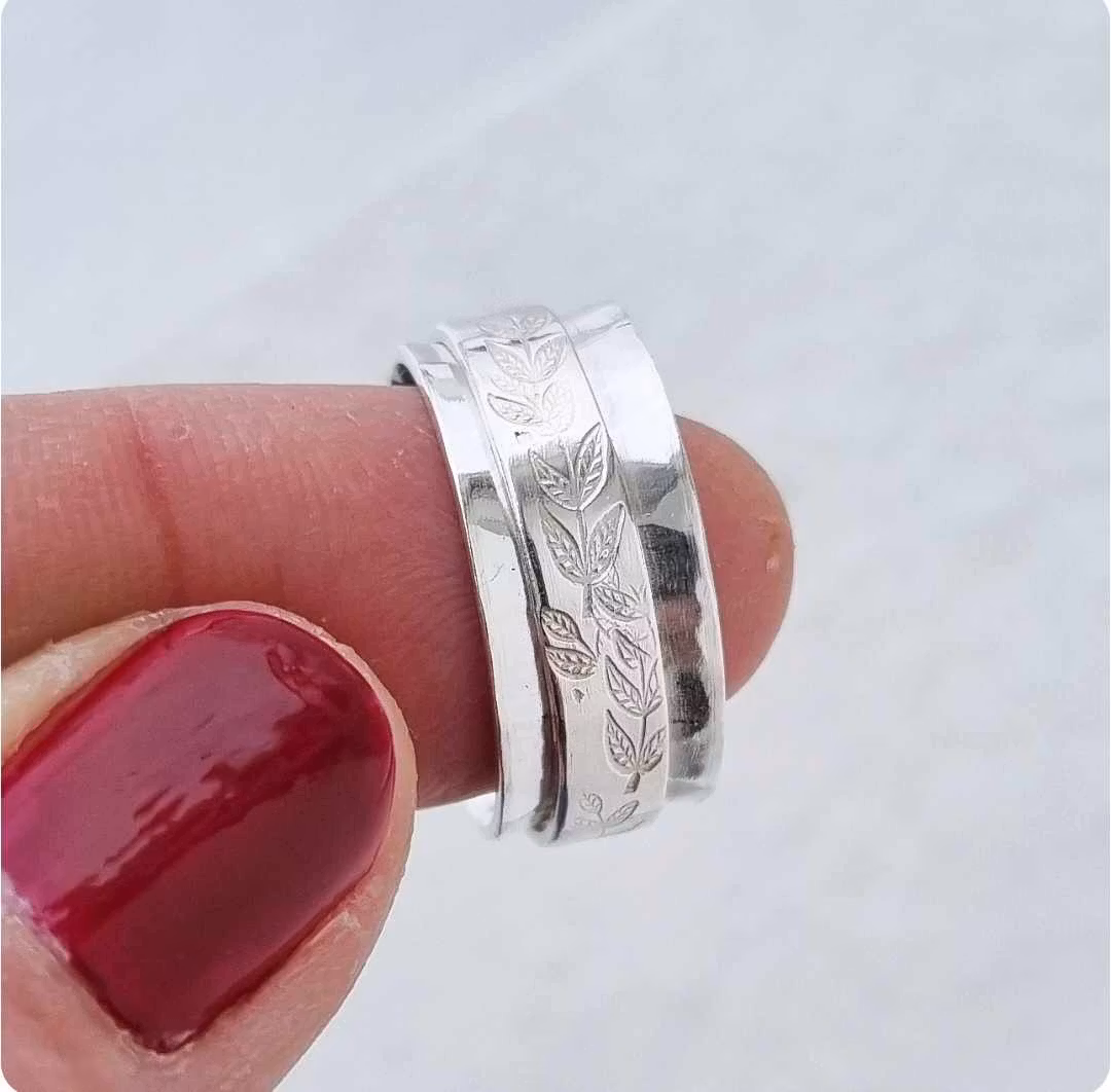 Snurring Hopp - spinningring,  handgjord i äkta silver, löv