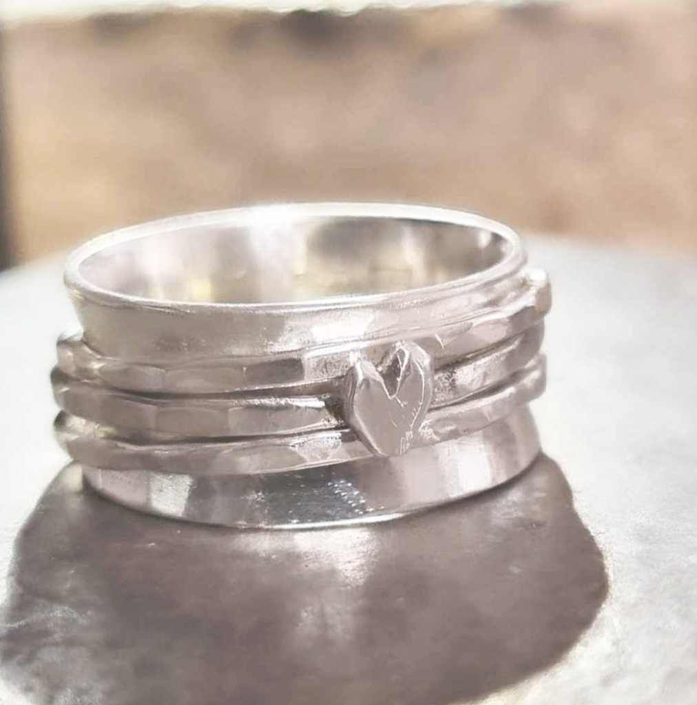 Spinning ring in genuine silver with hand-cut heart