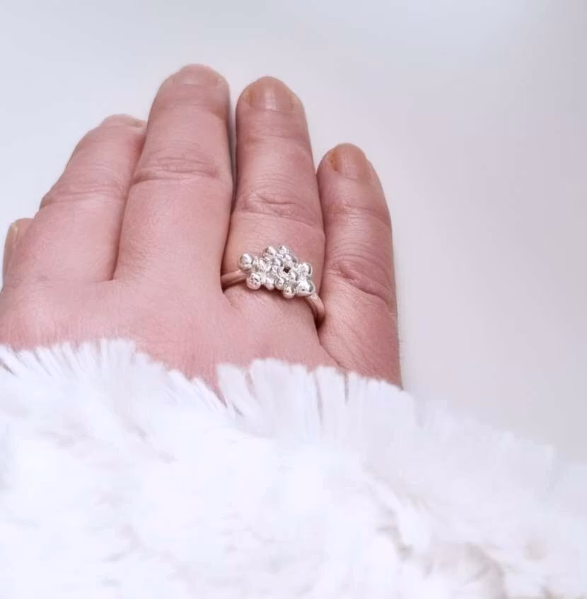 Pluppringen - handgjord silverring med återbrukat silver i plupparna