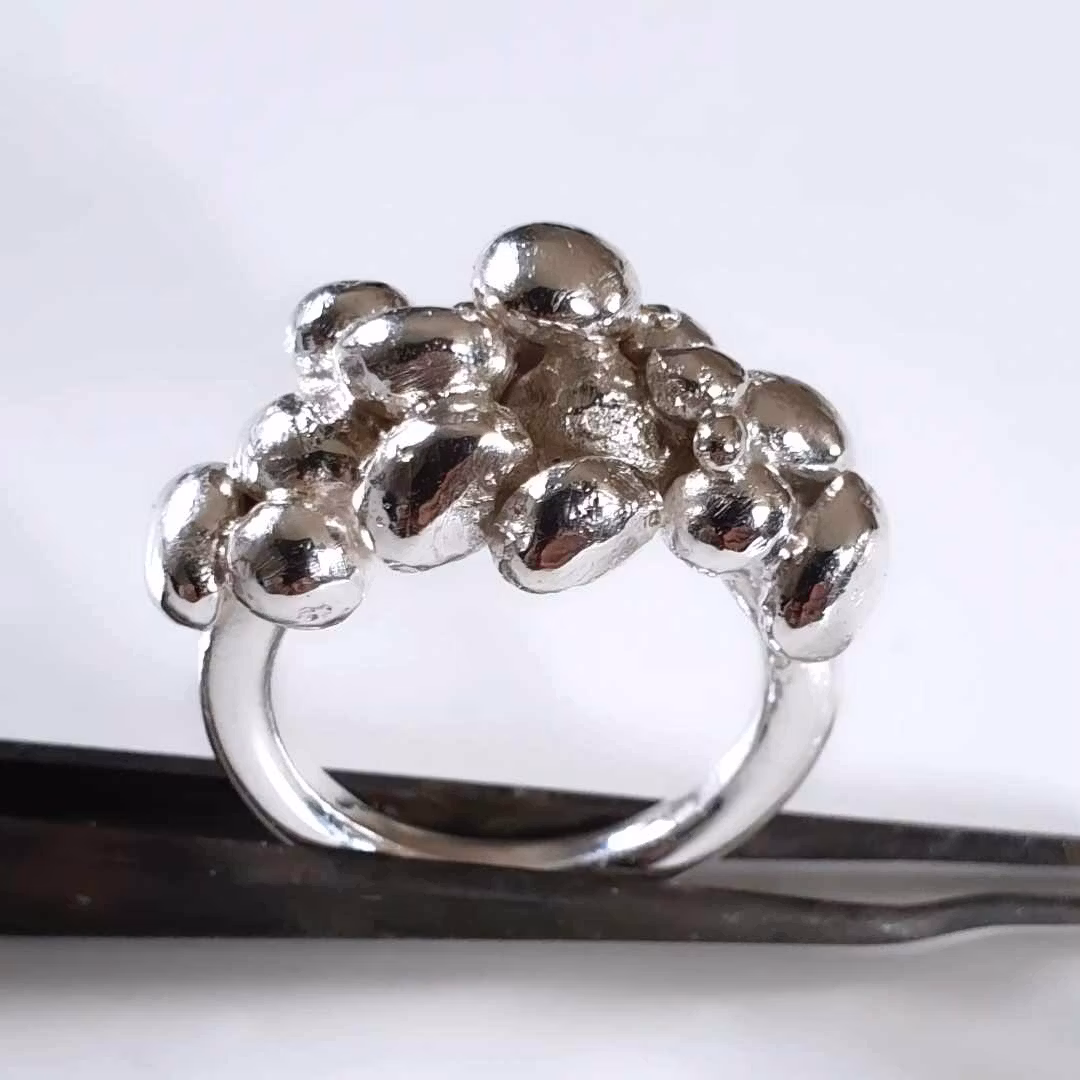 Pluppringen - handgjord silverring med återbrukat silver i plupparna