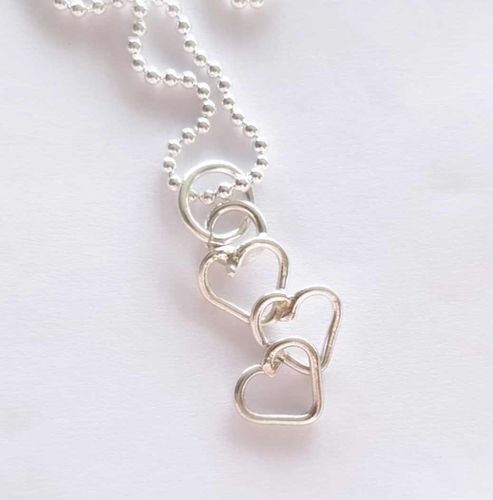 Triss i pyttehjärtan halsband i äkta silver, handgjort