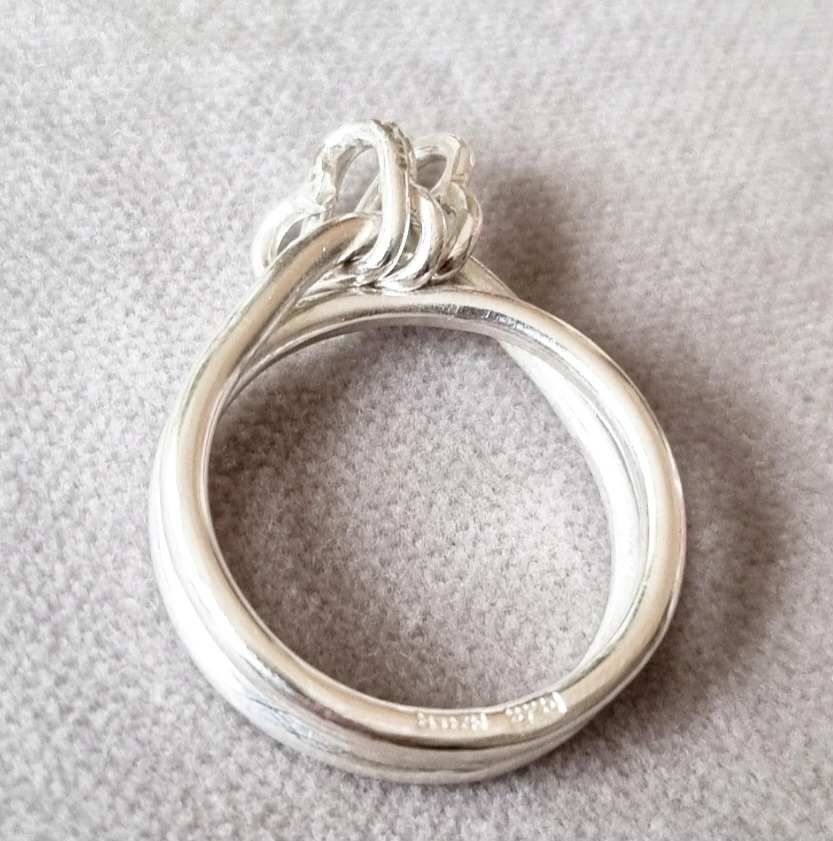 Triss i hjärter - handgjord silverring med tre lösa silverhjärtan, antistressring
