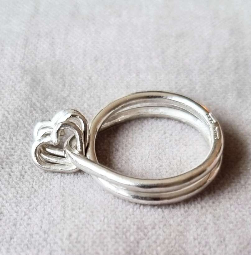 Triss i hjärter - handgjord silverring med tre lösa silverhjärtan, antistressring