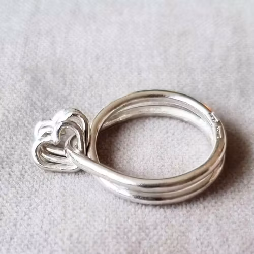 Triss i hjärter - handgjord silverring med tre lösa silverhjärtan, antistressring