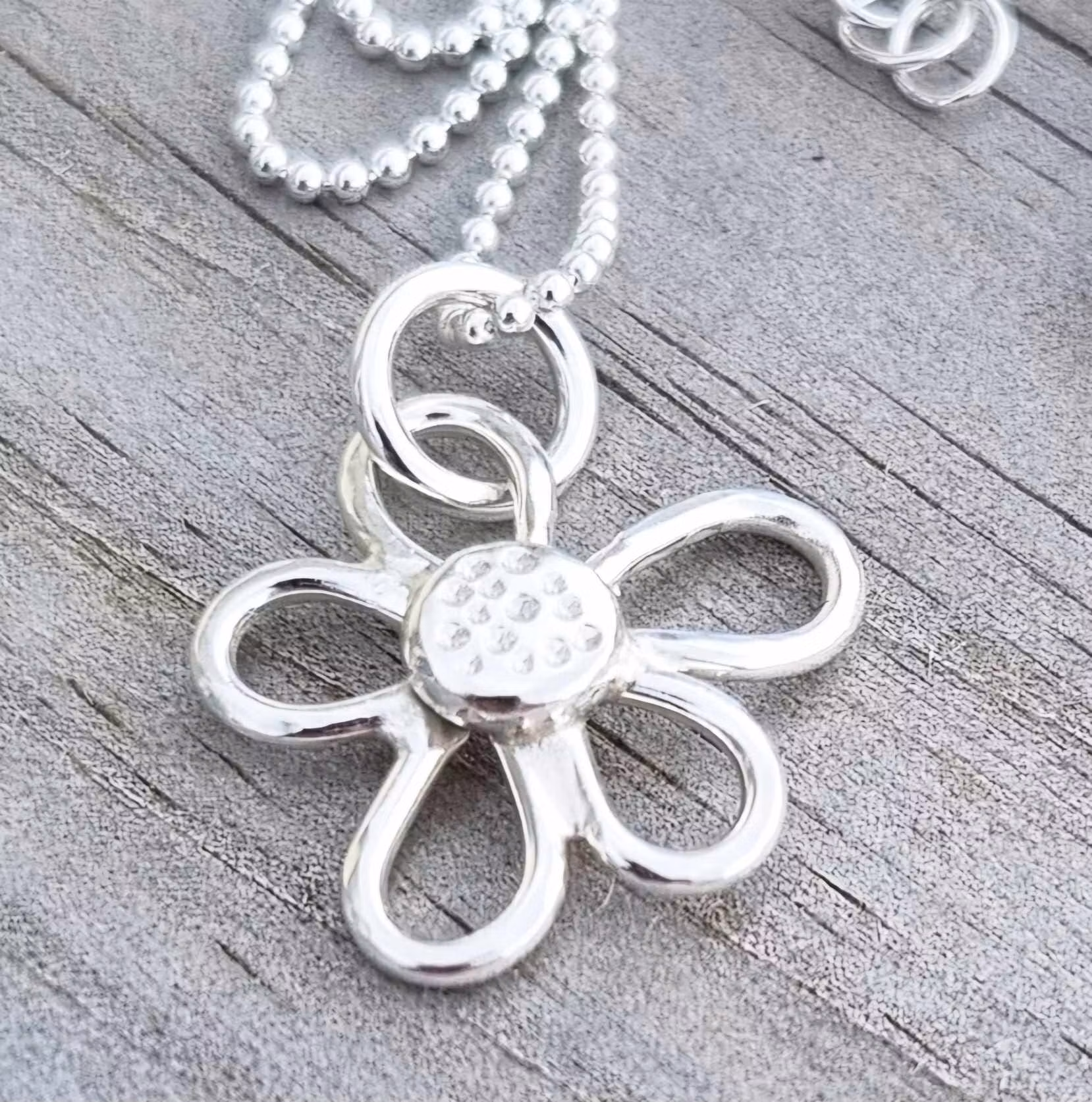 Daisy handgjord blomma i äkta silver