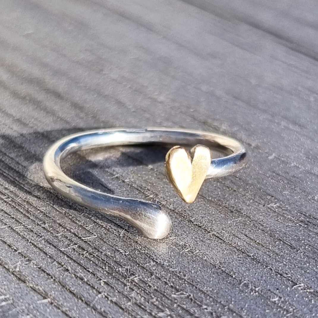Öppen hjärtansring i äkta  silver med handsågat hjärta i mässing Happy Heart